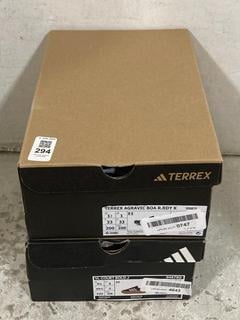 Lot 294  
            Chesterfield SR47 - Parcel Delivery Only 

                
ADIDAS CHILDRENS TERREX AGRAVIC BOA SHOES IN NAVY SIZE 1 TO INCLUDE ADIDAS CHILDR...