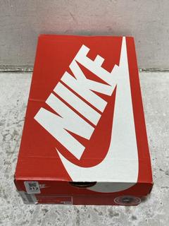 Lot 312  
            Chesterfield SR47 - Parcel Delivery Only 

                
NIKE WOMENS AIR MAX SC IN GRAPE SIZE 5 (LOCATION: F9)