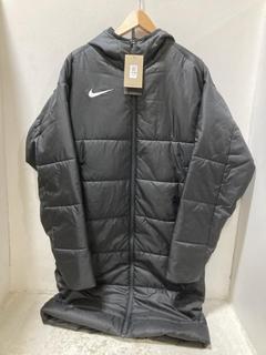 Lot 319  
            Chesterfield SR47 - Parcel Delivery Only 

                
NIKE MENS FOOTBALL COAT IN BLACK SIZE S (LOCATION: F9)