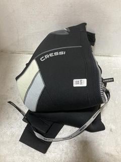 Lot 320  
            Chesterfield SR47 - Parcel Delivery Only 

                
CRESSI DIVING WETSUIT IN GREY/BLACK SIZE 3XL (LOCATION: F9)
