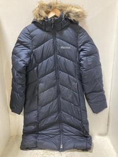 Lot 326  
            Chesterfield SR47 - Parcel Delivery Only 

                
MARMOT WOMENS MONTREAUX COAT IN NAVY SIZE S ORIGINAL RRP £351 (LOCATION: F9)