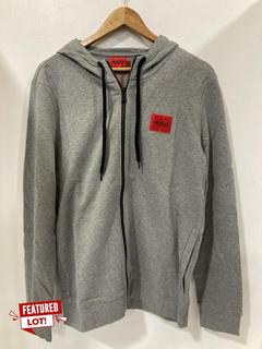 Lot 3  
            Chesterfield SR47 - Parcel Delivery Only 

                
HUGO BOSS DAPLE212 SWEATSHIRT IN GREY SIZE M ORIGINAL RRP £180 (LOCATION: I9)