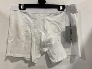 Lot 49  
            Chesterfield SR47 - Parcel Delivery Only 

                
BALENCIAGA BOXER BRIEFS IN WHITE SIZE L ORIGINAL RRP £195 (LOCATION: I11)