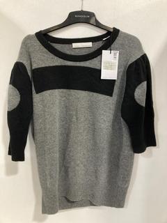 Lot 50  
            Chesterfield SR47 - Parcel Delivery Only 

                
RANDOM IDENTITES KNITTED TOP IN GREY/BLACK SIZE M - STYLE NO. KN-22 (LOCATION: I11)