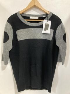 Lot 51  
            Chesterfield SR47 - Parcel Delivery Only 

                
RANDOM IDENTITES KNITTED TOP IN GREY/BLACK SIZE XS - STYLE NO. KN-22 (LOCATION: I11)