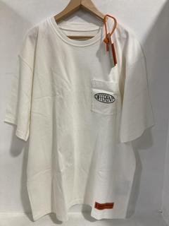 Lot 55  
            Chesterfield SR47 - Parcel Delivery Only 

                
HERON PRESTON MENS SHORT SLEEVED POCKET TSHIRT IN WHITE/BLACK SIZE XL ORIGINAL RR...