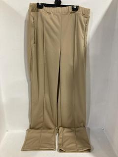 Lot 56  
            Chesterfield SR47 - Parcel Delivery Only 

                
RANDOM IDENTITIES MENS ELASTIC PANTS IN BEIGE SIZE M (LOCATION: I11)