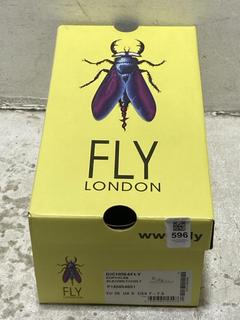 Lot 596  
            Chesterfield SR47 - Parcel Delivery Only 

                
FLY LONDON OICH064FLY SANDALS IN VIOLET SIZE 5 (LOCATION: G7)