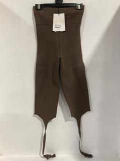 Lot 61  
            Chesterfield SR47 - Parcel Delivery Only 

                
JACQUEMUS LE COLLANT ALBA STIRRUP LEGGINGS IN BROWN SIZE 36. (LOCATION: I11)
