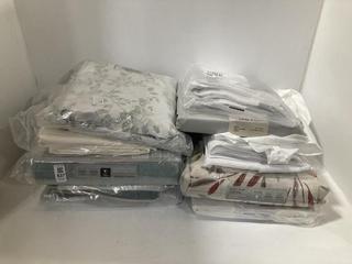 Lot 637  
            Chesterfield SR47 - Parcel Delivery Only 

                
9 X ASSORTED BEDDING/CURTAIN ITEMS TO INCLUDE JOHN LEWIS PAIR OF PENCIL PLEAT CUR...