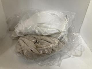 Lot 641  
            Chesterfield SR47 - Parcel Delivery Only 

                
JOHN LEWIS BATHROBE IN WHITE SIZE S/M TO INCLUDE JOHN LEWIS BATHROBE IN BROWN SIZ...