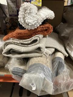 Lot 642  
            Chesterfield SR47 - Parcel Delivery Only 

                
8 X ASSORTED RUGS AND MATS TO INCLUDE JOHN LEWIS BOBBLE BATH MAT IN WHITE 80 X 50...