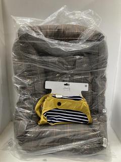 Lot 650  
            Chesterfield SR47 - Parcel Delivery Only 

                
JOULES DOG BED TO INCLUDE JOULES DOG RAINCOAT IN MUSTARD SIZE M (LOCATION: G10)