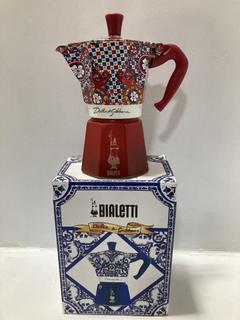 Lot 651  
            Chesterfield SR47 - Parcel Delivery Only 

                
BIALETTI DOLCE & GABANNA MOKA EXPRESS IN BLUE/ WHITE TO INCLUDE BIALETTI DOLCE & ...