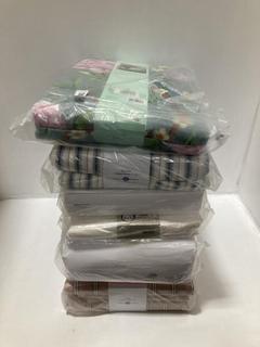 Lot 657  
            Chesterfield SR47 - Parcel Delivery Only 

                
6 X ASSORTED BEDDING ITEMS TO INCLUDE JOHN LEWIS ENCHANTED GARDEN DUVET SET (LOCA...