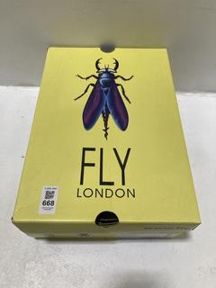 Lot 668  
            Chesterfield SR47 - Parcel Delivery Only 

                
FLY LONDON BEZI078FLY SHOES IN GREEN SIZE 6 (LOCATION: G10)