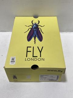Lot 669  
            Chesterfield SR47 - Parcel Delivery Only 

                
FLY LONDON YESS476FLY HEEL SHOES IN SILVER SIZE 4 (LOCATION: G10)
