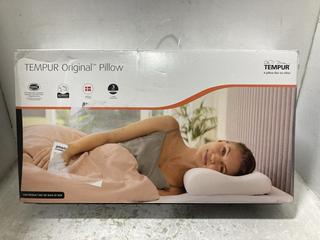 Lot 66  
            Chesterfield SR47 - Parcel Delivery Only 

                
TEMPUR ORIGINAL QUEEN XL PILLOW ORIGINAL RRP £149 (LOCATION: F1)