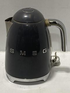 Lot 671  
            Chesterfield SR47 - Parcel Delivery Only 

                
SMEG KETTLE IN GREY - ORIGINAL RRP £150 (LOCATION: G10)