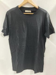 Lot 692  
            Chesterfield SR47 - Parcel Delivery Only 

                
TRUE TRIBE BLACK FRANCO RAW EDGES T-SHIRT SIZE L ORIGINAL RRP £95. (LOCATION: G11)