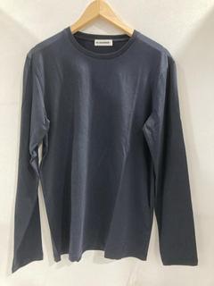Lot 696  
            Chesterfield SR47 - Parcel Delivery Only 

                
JILL SANDER NAVY LONG SLEEVE T-SHIRT SIZE UNKNOWN ORIGINAL RRP £200. (LOCATION: G11)