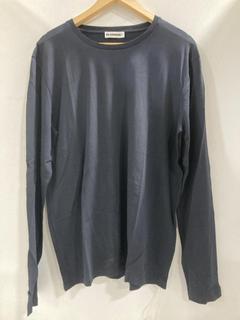 Lot 697  
            Chesterfield SR47 - Parcel Delivery Only 

                
JILL SANDER NAVY LONG SLEEVE T-SHIRT SIZE UNKNOWN ORIGINAL RRP £200. (LOCATION: G11)