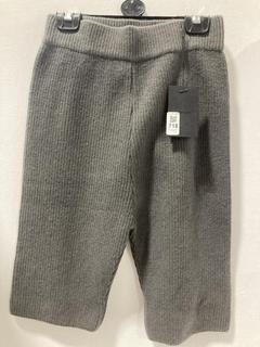 Lot 718  
            Chesterfield SR47 - Parcel Delivery Only 

                
SYSTEM GREY FLEECE SHORTS SIZE 36 (S). (LOCATION: H1)