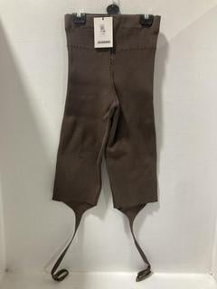 Lot 719  
            Chesterfield SR47 - Parcel Delivery Only 

                
JACQUEMUS LE COLLANT ALBA STIRRUP LEGGINGS IN BROWN SIZE 38. (LOCATION: H1)