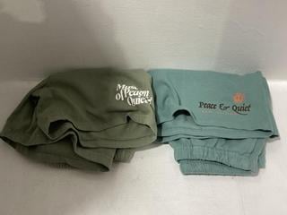 Lot 720  
            Chesterfield SR47 - Parcel Delivery Only 

                
SSENSE MUSEUM OF PEACE & QUIET SHORTS IN BLUE SIZE XS TO INCLUDE SSENSE MUSEUM OF...