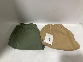 Lot 721  
            Chesterfield SR47 - Parcel Delivery Only 

                
SSENSE MUSEUM OF PEACE & QUIET SHORTS IN TAN SIZE XS TO INCLUDE SSENSE MUSEUM OF ...