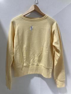 Lot 724  
            Chesterfield SR47 - Parcel Delivery Only 

                
RANDOM IDENTITIES SWEATER IN YELLOW SIZE M. (LOCATION: H1)
