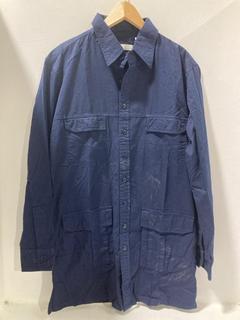 Lot 725  
            Chesterfield SR47 - Parcel Delivery Only 

                
RANDOM IDENTITIES NAVY LONG SLEEVE SHIRT SIZE S. (LOCATION: H1)