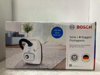 Lot 72  
            Chesterfield SR47 - Parcel Delivery Only 

                
BOSCH SERIES 4 BAGGED VACUUM CLEANER ORIGINAL RRP £199 (LOCATION: F1)