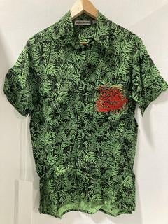 Lot 740  
            Chesterfield SR47 - Parcel Delivery Only 

                
SSENSE WORKS S/S BOWLING SHIRT (WOMENS RUN) IN GREEN/ BLACK SIZE XS ORIGINAL RRP ...