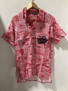 Lot 742  
            Chesterfield SR47 - Parcel Delivery Only 

                
SSENSE WORKS S/S BOWLING SHIRT (WOMENS RUN) IN PINK NAME PRINT SIZE XS ORIGINAL R...