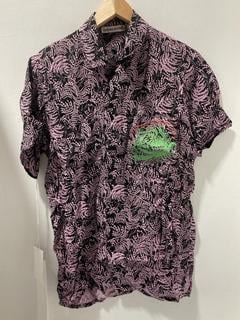 Lot 744  
            Chesterfield SR47 - Parcel Delivery Only 

                
SSENSE WORKS S/S BOWLING SHIRT (WOMENS RUN) IN PINK/ BLACK SIZE S ORIGINAL RRP £3...