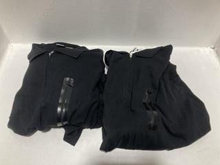 Lot 760  
            Chesterfield SR47 - Parcel Delivery Only 

                
RANDOM IDENTITIES LONG SLEEVE POLO IN BLACK SIZE L. (LOCATION: H2)