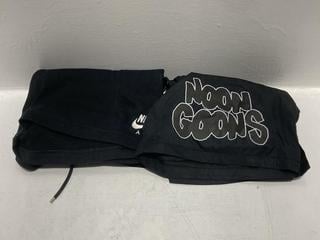 Lot 761  
            Chesterfield SR47 - Parcel Delivery Only 

                
WOMENS NIKE STANDARD FIT SHORTS IN BLACK SIZE M TO INCLUDE NOON GOONS SWIM SHORTS...