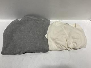 Lot 762  
            Chesterfield SR47 - Parcel Delivery Only 

                
JIL SANDER CREW NECK TEE IN WHITE SIZE XL TO INCLUDE RANDOM IDENTITIES SWEATER IN...