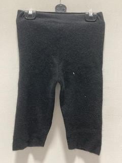 Lot 763  
            Chesterfield SR47 - Parcel Delivery Only 

                
JACQUEMUS LE SHORT ARANCIA IN BLACK SIZE 36. (LOCATION: H2)