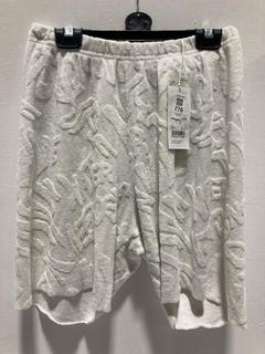 Lot 776  
            Chesterfield SR47 - Parcel Delivery Only 

                
ERL SHORTS IN WHITE SIZE XS. (LOCATION: H2)