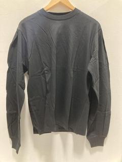 Lot 792  
            Chesterfield SR47 - Parcel Delivery Only 

                
RANDOM IDENTITIES LONG SLEEVE T-SHIRT IN BLACK XS ORIGINAL RRP £215. (LOCATION: H2)