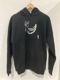 Lot 804  
            Chesterfield SR47 - Parcel Delivery Only 

                
COTTWEILER HOLOGRAPHIC SWAN HOODIE IN BLACK SIZE M (LOCATION: H3)