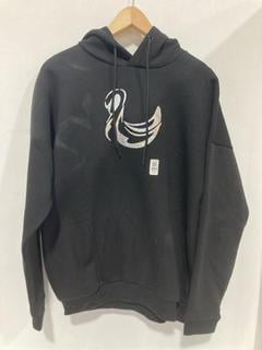Lot 805  
            Chesterfield SR47 - Parcel Delivery Only 

                
COTTWEILER HOLOGRAPHIC SWAN HOODIE IN BLACK SIZE M (LOCATION: H3)