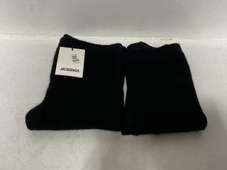 Lot 806  
            Chesterfield SR47 - Parcel Delivery Only 

                
2 X JACQUEMUS ARANCIA SHORTS IN BLACK SIZES 34 & 38 TOTAL ORIGINAL RRP £560 (LOCA...