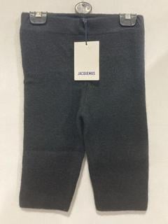 Lot 807  
            Chesterfield SR47 - Parcel Delivery Only 

                
JACQUEMUS SSENSE EXCLUSIVE MOHAIR ARANCIA SHORTS IN BLACK SIZE 36 ORIGINAL RRP £2...