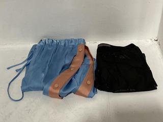 Lot 809  
            Chesterfield SR47 - Parcel Delivery Only 

                
JONATHAN SAUNDERS SATIN SHORTS IN BLUE/CORAL SIZE 36 TO INCLUDE RICKOWENSLILIES S...