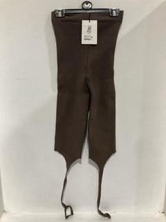 Lot 812  
            Chesterfield SR47 - Parcel Delivery Only 

                
JACQUEMUS LE COLLANT ALBA LEGGINGS IN BROWN SIZE 36 (LOCATION: H3)