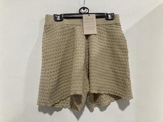 Lot 814  
            Chesterfield SR47 - Parcel Delivery Only 

                
DAGMAR GERI SHORTS IN OAT SIZE XS (LOCATION: H3)