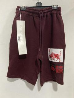 Lot 824  
            Chesterfield SR47 - Parcel Delivery Only 

                
SSENSEWORKS GOOD FORTUNES SHORTS IN BURGUNDY SIZE XS (LOCATION: H3)